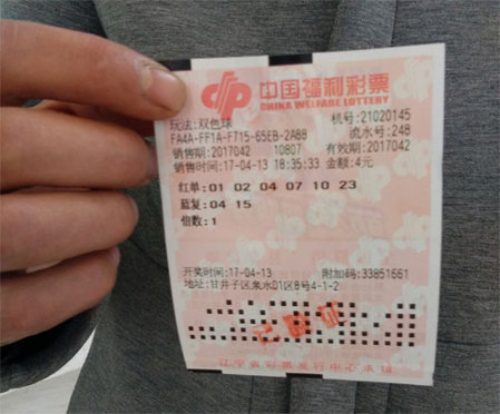 杨若晴认真琢磨了一下，相比较穷，杨华忠的腿伤才是当务之急最迫切需要解决的问题。